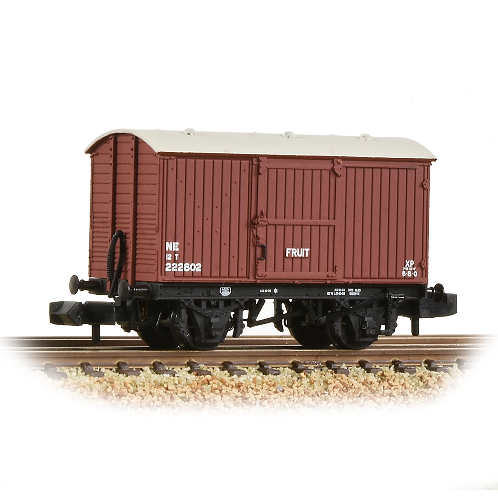 Graham Farish 377-987 LNER 12T Fruit Van Planked Ends LNER Bauxite Wagon (N Gauge)